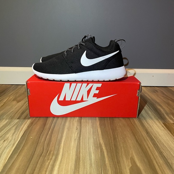 Nike Shoes - Nike Roshe